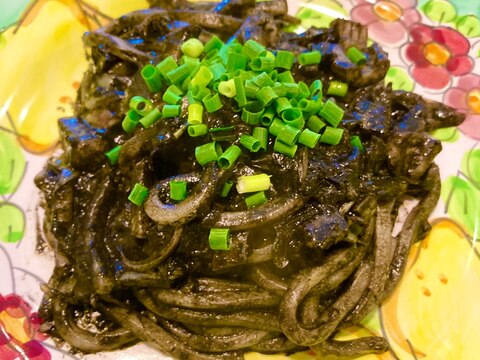 イカ墨とみょうがの焼きうどん